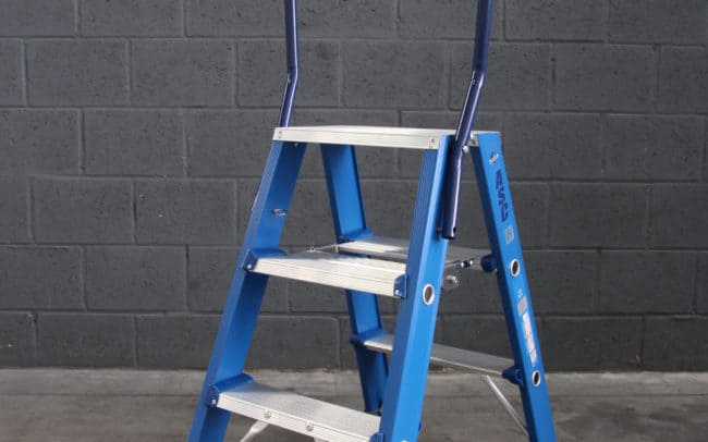 Escalera de tijera azul con tres peldaños