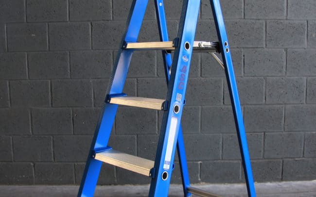 Escalera de aluminio azul con cuatro peldaños