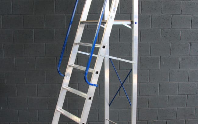 Escalera de aluminio con agarraderos