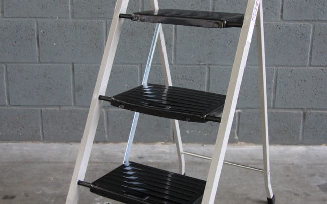 Escalera de aluminio con tres peldaños
